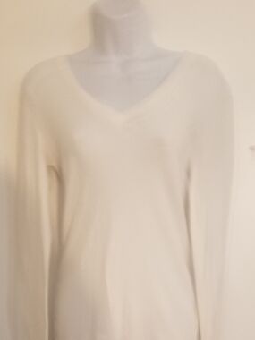 NWOT Women's Cream V-Neck Lightweight Sweater